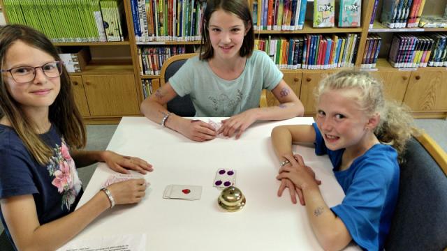 Mädchen in der Bibliothek