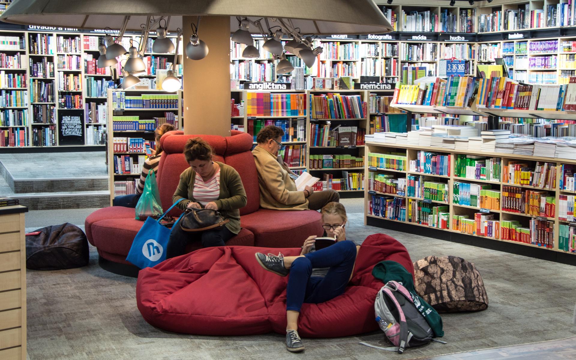 Menschen lesend in einer Bibliothek