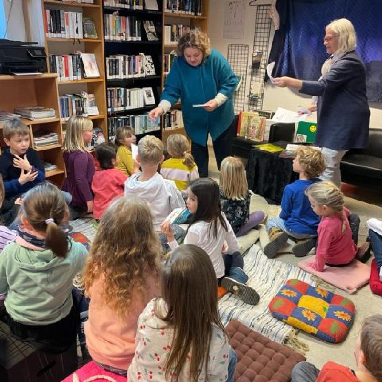 Kindergruppe in der Bibliothek