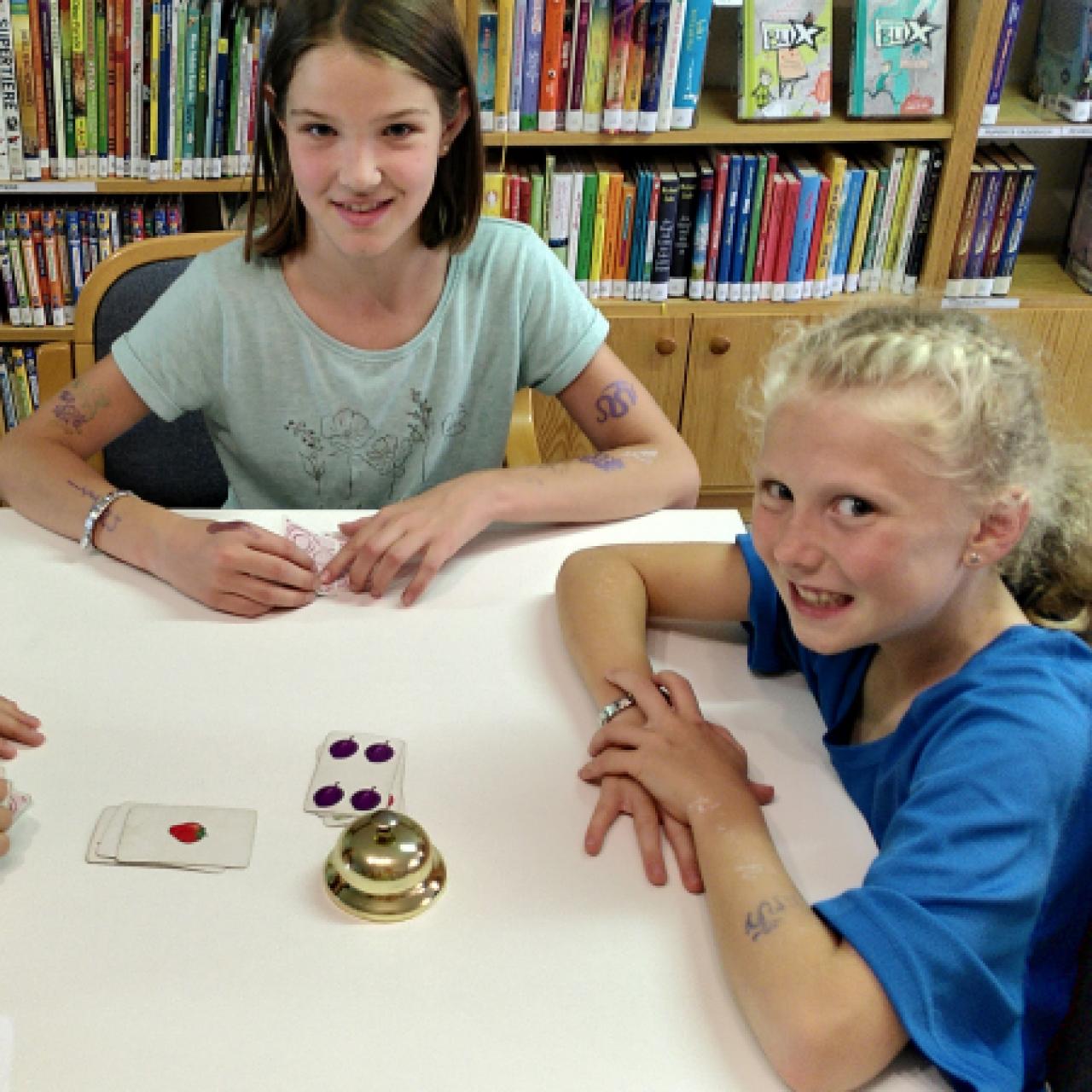 Mädchen in der Bibliothek